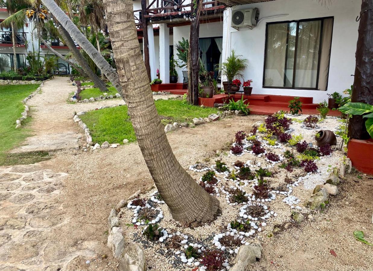 Casa Caribe Канкун Екстер'єр фото A garden at a hotel in Cancun, Mexico