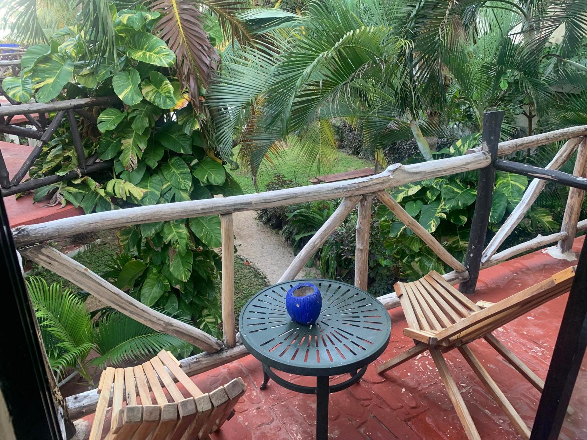 Casa Caribe Канкун Екстер'єр фото A view of the balcony of a room at the hotel