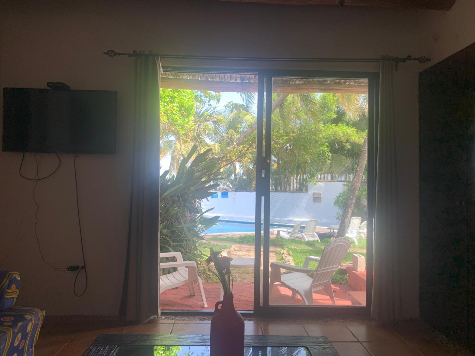 Casa Caribe Канкун Екстер'єр фото A view of the pool from the living room