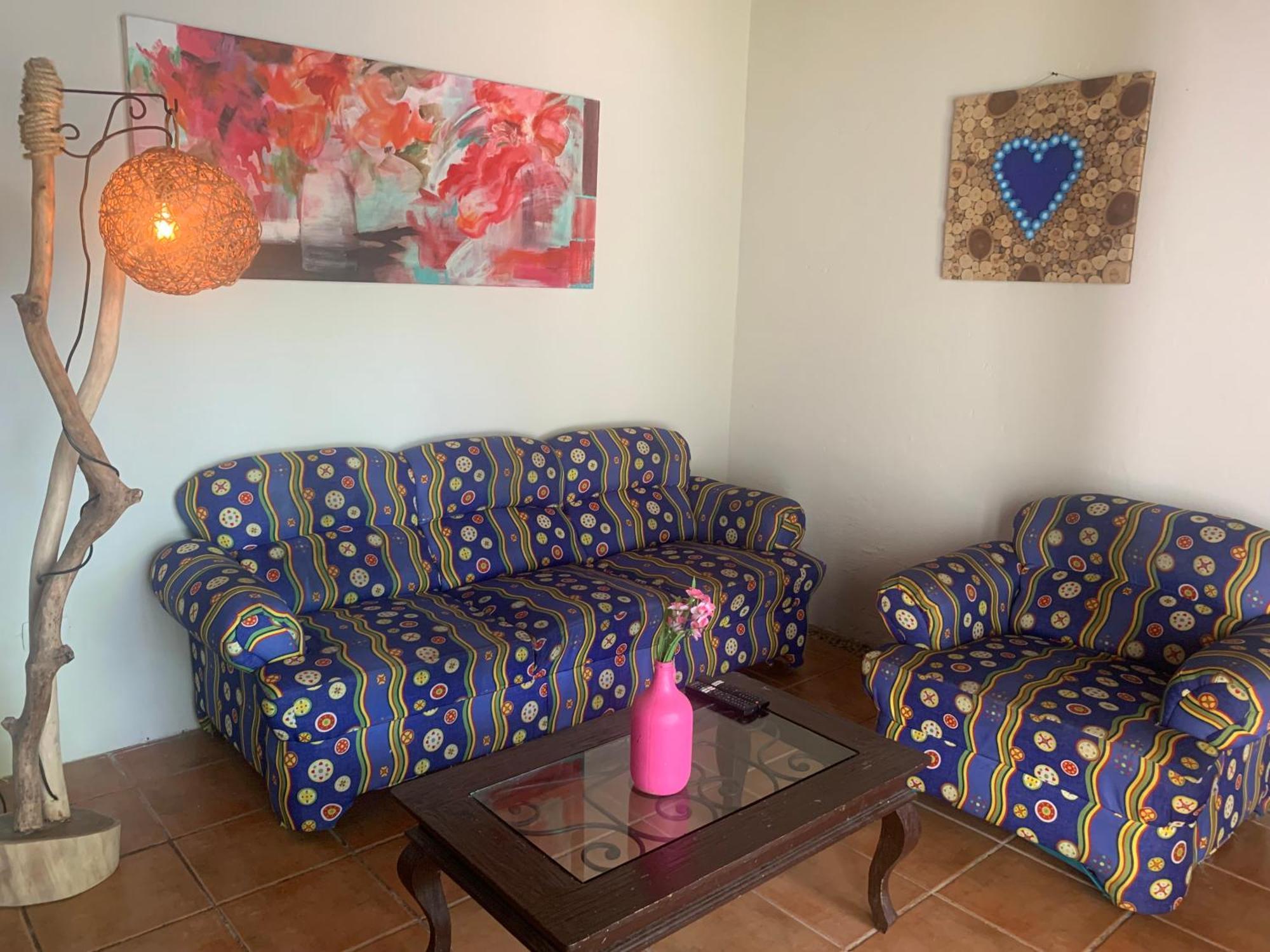 Casa Caribe Канкун Екстер'єр фото A living room with a sofa and a chair